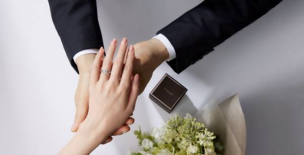 プロポーズの際、婚約指輪を「1人」で選んだ率は40.7%！1人で婚約指輪を選ぶ理由は!?～時代変化の中でも変わらぬ、"箱パカ“への憧れ実態が明らかに～