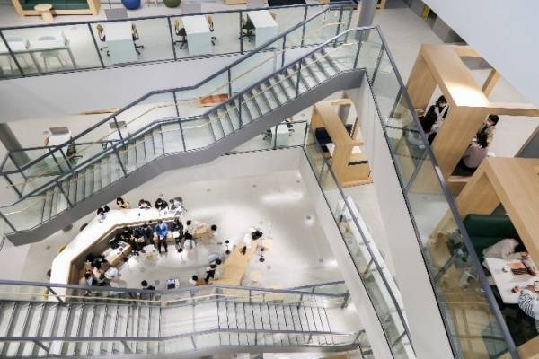 建物のエネルギー消費量を52%削減和泉ラーニングスクエアがZEB Ready認証を取得