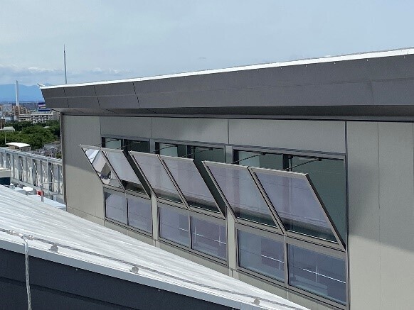 建物のエネルギー消費量を52%削減和泉ラーニングスクエアがZEB Ready認証を取得