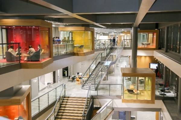 建物のエネルギー消費量を52%削減和泉ラーニングスクエアがZEB Ready認証を取得