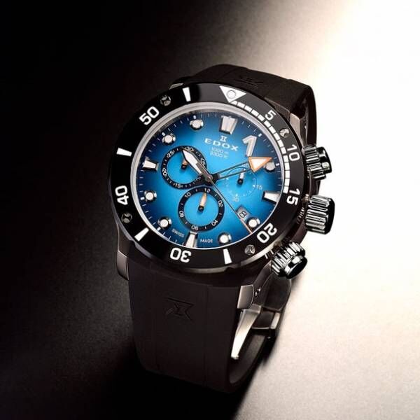 パワーボートのパワフルな世界観を投影した1000m防水仕様の腕時計『クロノオフショア1 クロノグラフ』に海からインスピレーションを得た、マリンブルーのダイアルを採用した新色が登場