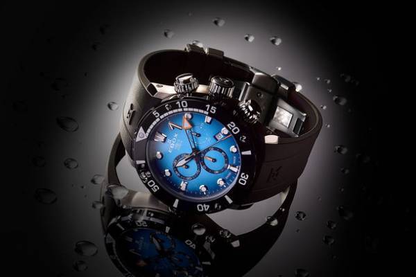 パワーボートのパワフルな世界観を投影した1000m防水仕様の腕時計『クロノオフショア1 クロノグラフ』に海からインスピレーションを得た、マリンブルーのダイアルを採用した新色が登場
