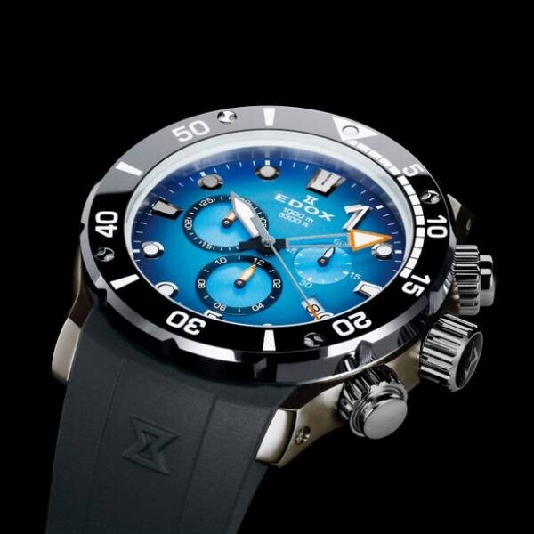 パワーボートのパワフルな世界観を投影した1000m防水仕様の腕時計『クロノオフショア1 クロノグラフ』に海からインスピレーションを得た、マリンブルーのダイアルを採用した新色が登場