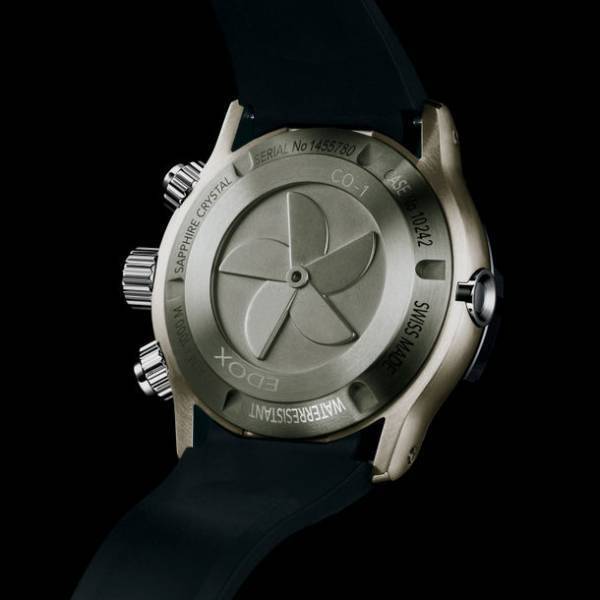 パワーボートのパワフルな世界観を投影した1000m防水仕様の腕時計『クロノオフショア1 クロノグラフ』に海からインスピレーションを得た、マリンブルーのダイアルを採用した新色が登場