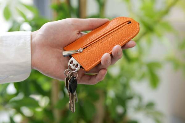 スライドZIPで鍵が飛び出す「スマイルキーケース」を、2022年6月21日よりMakuakeにて先行予約スタート