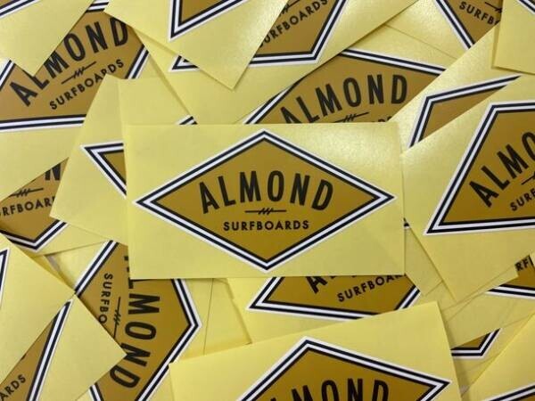 カリフォルニア　アーモンドサーフボード[Almond Surfboards]アパレルJAPAN公式WEBサイト開設を記念して、サイトで使えるクーポンやオリジナルステッカーのプレゼントキャンペーンを開催