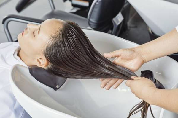 わたなべ麻衣がさらツヤストレートヘアに！梅雨のくせ毛もまとまるサブリミック新「エアリーフロー」のサロントリートメントを体験し、WEBコンテンツにて公開！