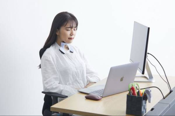 【新商品】座ったままの姿勢で快適に眠れる新しい形のお昼寝枕、Power Nap Pillow(パワーナップピロー)　有名企業も導入するパワーナップ(積極的仮眠)をサポート