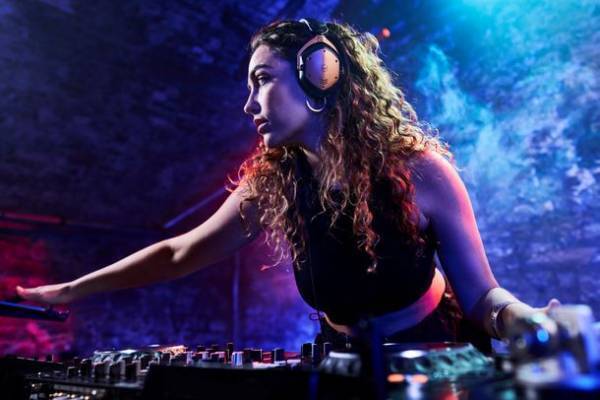 サウンドとデザインがDJに人気の「V-MODA」からワイヤレスヘッドホン2機種を発売