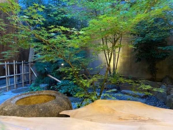 京都の観光名所、錦市場にて創業大正十年の牡蠣専門店「錦・だいやす」が7月13日リニューアルオープン