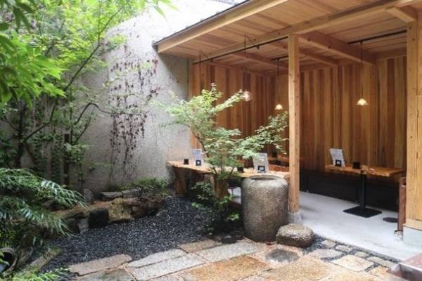 京都の観光名所、錦市場にて創業大正十年の牡蠣専門店「錦・だいやす」が7月13日リニューアルオープン