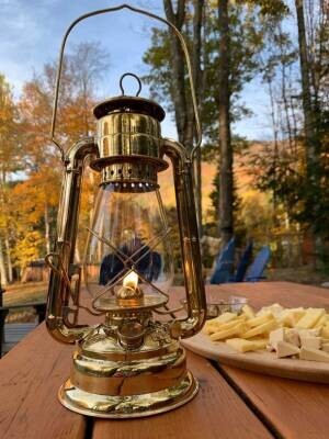 米国バーモント州発！真鍮製のオシャレで本格派のオイルランタン『Vermont Lanterns バーモントランタン』　全国のアウトドア専門店・自社ECサイトにて販売中