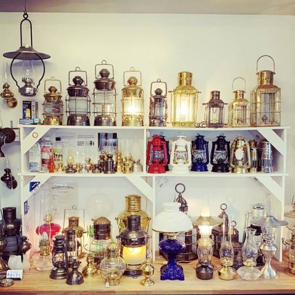 米国バーモント州発！真鍮製のオシャレで本格派のオイルランタン『Vermont Lanterns バーモントランタン』　全国のアウトドア専門店・自社ECサイトにて販売中