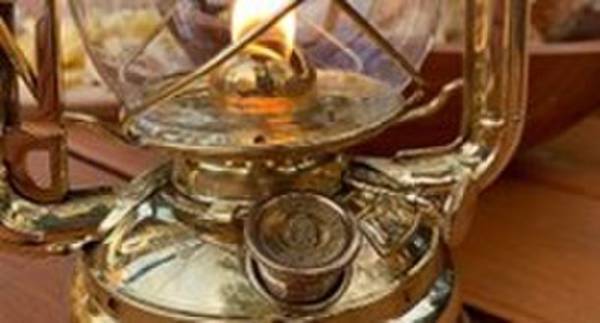 米国バーモント州発！真鍮製のオシャレで本格派のオイルランタン『Vermont Lanterns バーモントランタン』　全国のアウトドア専門店・自社ECサイトにて販売中