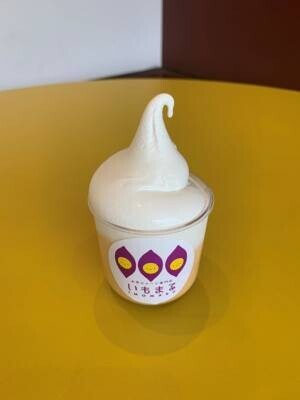 香川県丸亀市初のお芋スイーツ専門店“いもまる”から夏にぴったりの新商品が登場！1日300個売れる大人気のおいもプリンに濃厚なソフトクリームをのせました！
