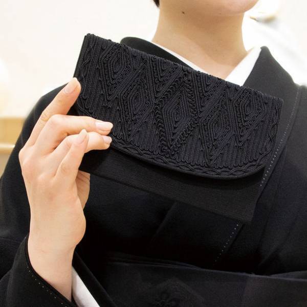 岩佐×人気のYoutuber きものすなお のコラボ開発　「冠婚葬祭に使用できるコード刺繍シリーズ」を発売