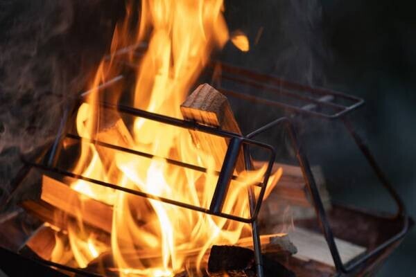 アウトドアブランド「FIRE BANK(ファイアバンク)」、フラットなスマート収納を実現した焚き火ゴトク『サラマンダーの檻』を7月1日に発売