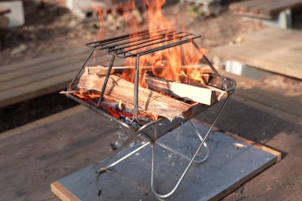 アウトドアブランド「FIRE BANK(ファイアバンク)」、フラットなスマート収納を実現した焚き火ゴトク『サラマンダーの檻』を7月1日に発売