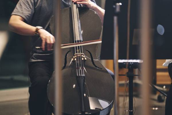 世界初！カーボン製弦楽器を用いたオケコンテンツ制作提供開始　木製楽器とのハイブリッド使用も選択肢に