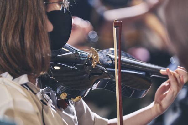 世界初！カーボン製弦楽器を用いたオケコンテンツ制作提供開始　木製楽器とのハイブリッド使用も選択肢に