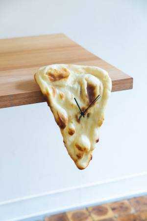 「今、ナン時？」本物のナンからできた時計、『NAAAAN time』に“トロける”ナン登場！