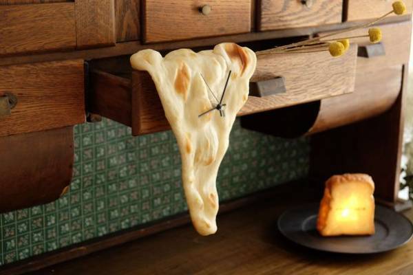 「今、ナン時？」本物のナンからできた時計、『NAAAAN time』に“トロける”ナン登場！