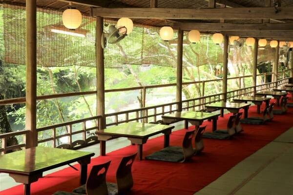 京都の夏の風情あふれる納涼川床料理を味わえる宿泊プランを販売します。