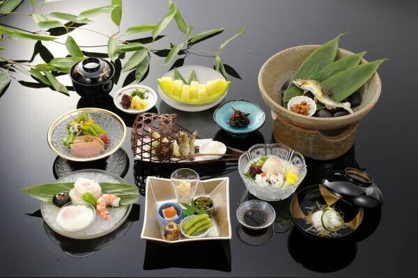 京都の夏の風情あふれる納涼川床料理を味わえる宿泊プランを販売します。