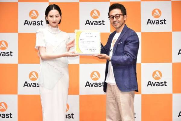 「#デジタル安全大使」がTwitterトレンド入り！巨大クッキーの任命式に大きな反響！