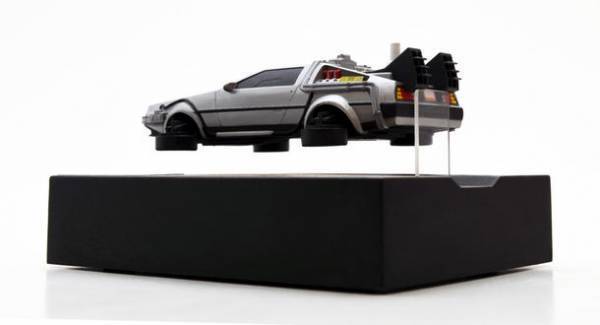 新たなイメージ画像を公開！8月発売予定、磁力浮上するフィギュア・フローティングモデル／バック・トゥ・ザ・フューチャーPartII　デロリアン・タイムマシーン