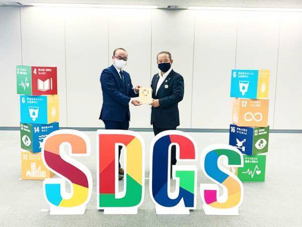 鍼灸接骨院を経営する株式会社ほねごり、相模原市の中学校のバドミントン部に寄付を行い相模原市 もとむら 賢太郎市長が表敬訪問