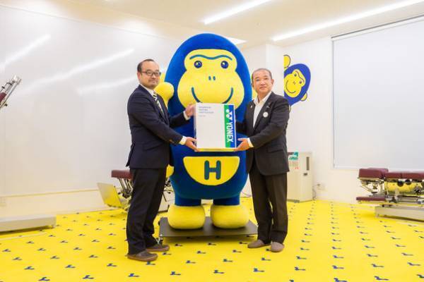 鍼灸接骨院を経営する株式会社ほねごり、相模原市の中学校のバドミントン部に寄付を行い相模原市 もとむら 賢太郎市長が表敬訪問