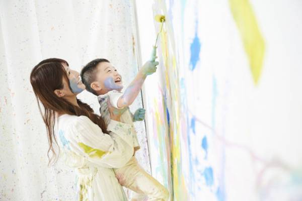 ウォールペイントできるフォトスタジオ「SOYLABO！」が「カラフルサマーキャンペーン」を7月16日より開始！～夏休みは家族でウォールペイント！～