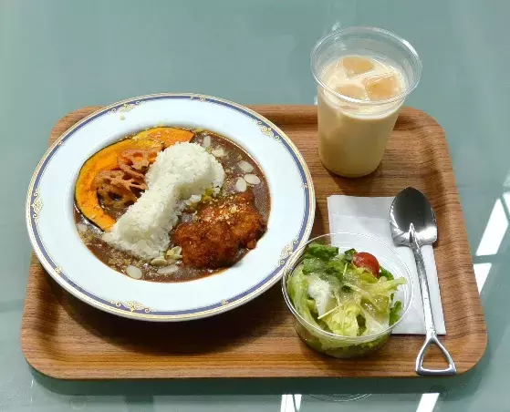 明治大学博物館が企画展開催に合わせ三昧塚（さんまいづか）古墳発掘カレーを販売～学生が考案！“見て・食べて、楽しい”新メニュー～