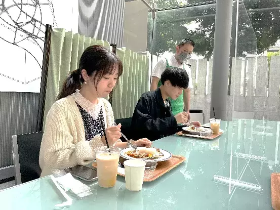 明治大学博物館が企画展開催に合わせ三昧塚（さんまいづか）古墳発掘カレーを販売～学生が考案！“見て・食べて、楽しい”新メニュー～