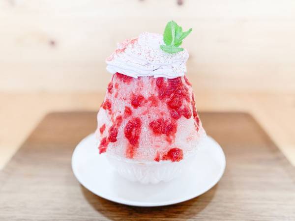 夏にぴったり！ひんやり果実×ふわふわかき氷　フルーツ王国岡山・こびとのおやつで7月16日(土)よりまるごと白桃ミルクかき氷＆いちごクリームかき氷新登場