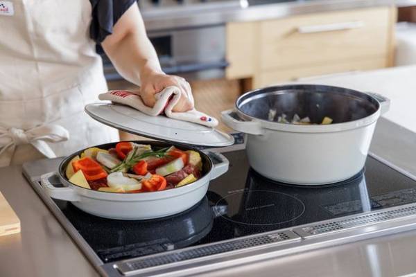 仏鋳物ホーロー鍋ストウブ　「スタッカブルココット 3pcsセット」を発売