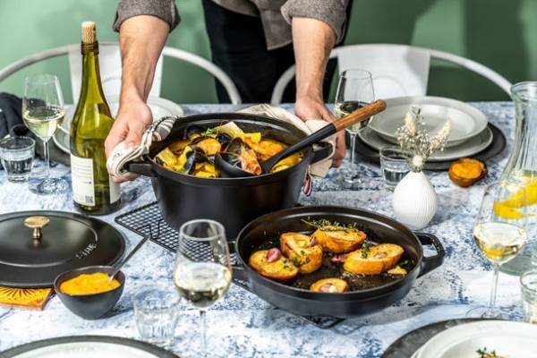 仏鋳物ホーロー鍋ストウブ　「スタッカブルココット 3pcsセット」を発売