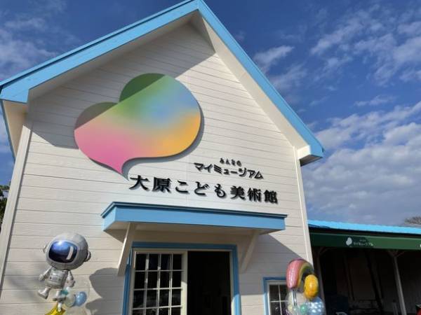 スイーツデコアートを制作する渡辺おさむの“お菓子のかえる”作品が大原美術館にてモネの睡蓮と共に展示開始