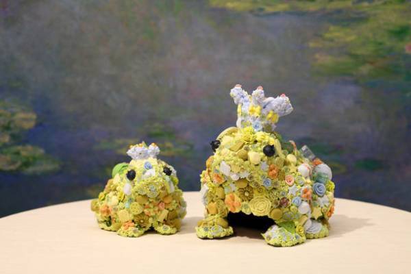 スイーツデコアートを制作する渡辺おさむの“お菓子のかえる”作品が大原美術館にてモネの睡蓮と共に展示開始