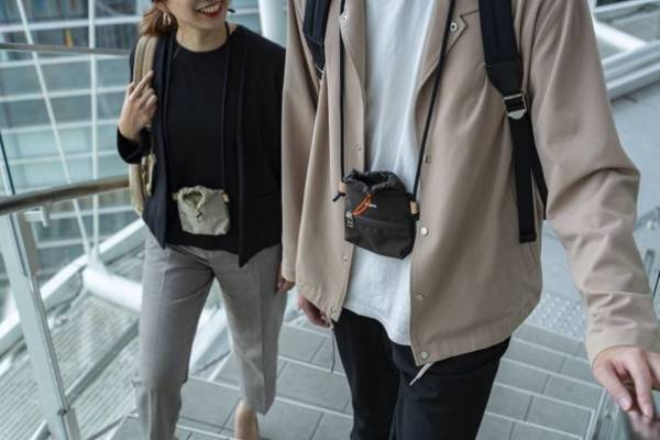 スマホだけじゃない！カバンいらずの収納革命！これ1つでラクラク手ぶら外出【6ルームネックポーチ】がMakuakeにて7/13プロジェクト開始！公開初日で600％以上達成