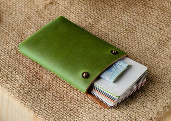 ミニウォレットとAirTagケースの新色「アルパイングリーン」が販売開始　楽天市場限定の10％OFFクーポンを配布中