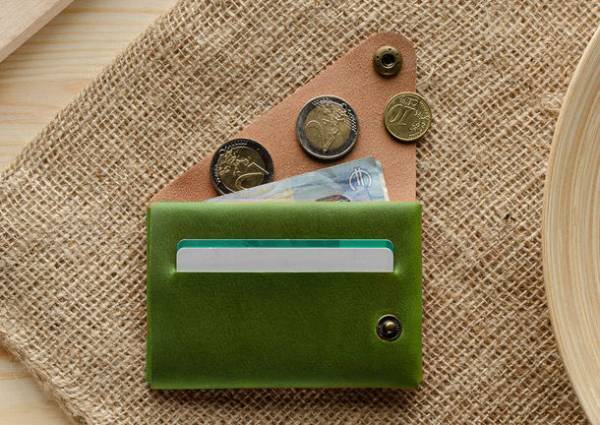 ミニウォレットとAirTagケースの新色「アルパイングリーン」が販売開始　楽天市場限定の10％OFFクーポンを配布中