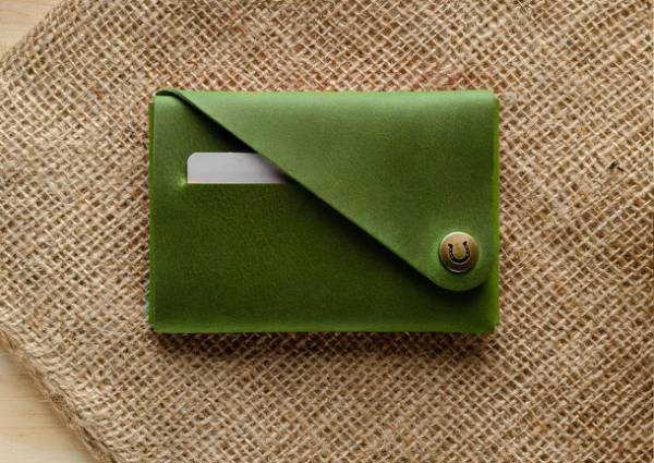 ミニウォレットとAirTagケースの新色「アルパイングリーン」が販売開始　楽天市場限定の10％OFFクーポンを配布中