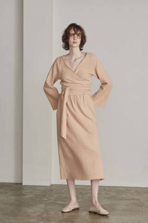 サスティナブル・ブランド「WALANCE」にココナッツ染めを施したアイテムが登場　―穏やかで優しいピンク―