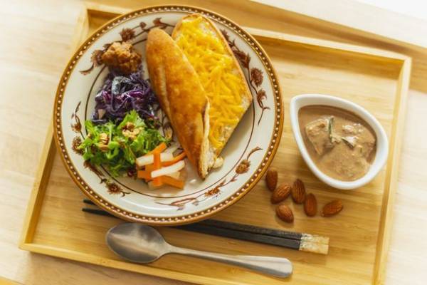 ビタミンEと食物繊維たっぷりのアーモンドミルクで、おいしく夏を楽しもう！SNSで話題の2店舗とコラボ！「アーモンド効果」を使った「カレーバインミー」「かき氷」を発売