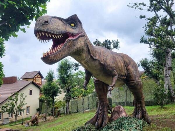 大阪・ハーベストの丘に8mのティラノサウルスが出現！博物館級の標本や触れる化石の展示も楽しめる「恐竜アドベンチャーフォレスト」が8月28(日)まで開催中