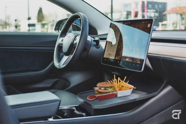 日本で唯一のテスラ専用センタートレイ『TESLA ALSET Tray(アルセットトレイ)』をMakuakeにて先行販売開始