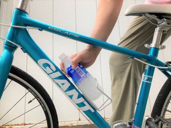 自転車に簡単に取り付けられるペットボトルホルダー　シリーズ売上13万個を達成！～半冷凍のペットボトルを取り付けて熱中症対策にも活用～