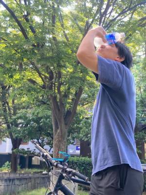 自転車に簡単に取り付けられるペットボトルホルダー　シリーズ売上13万個を達成！～半冷凍のペットボトルを取り付けて熱中症対策にも活用～